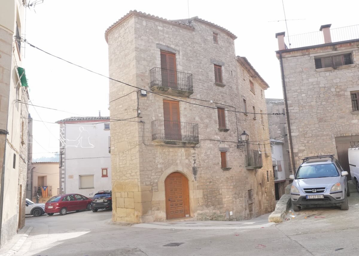 Plaza con casas de piedra en l'Espluga Calba