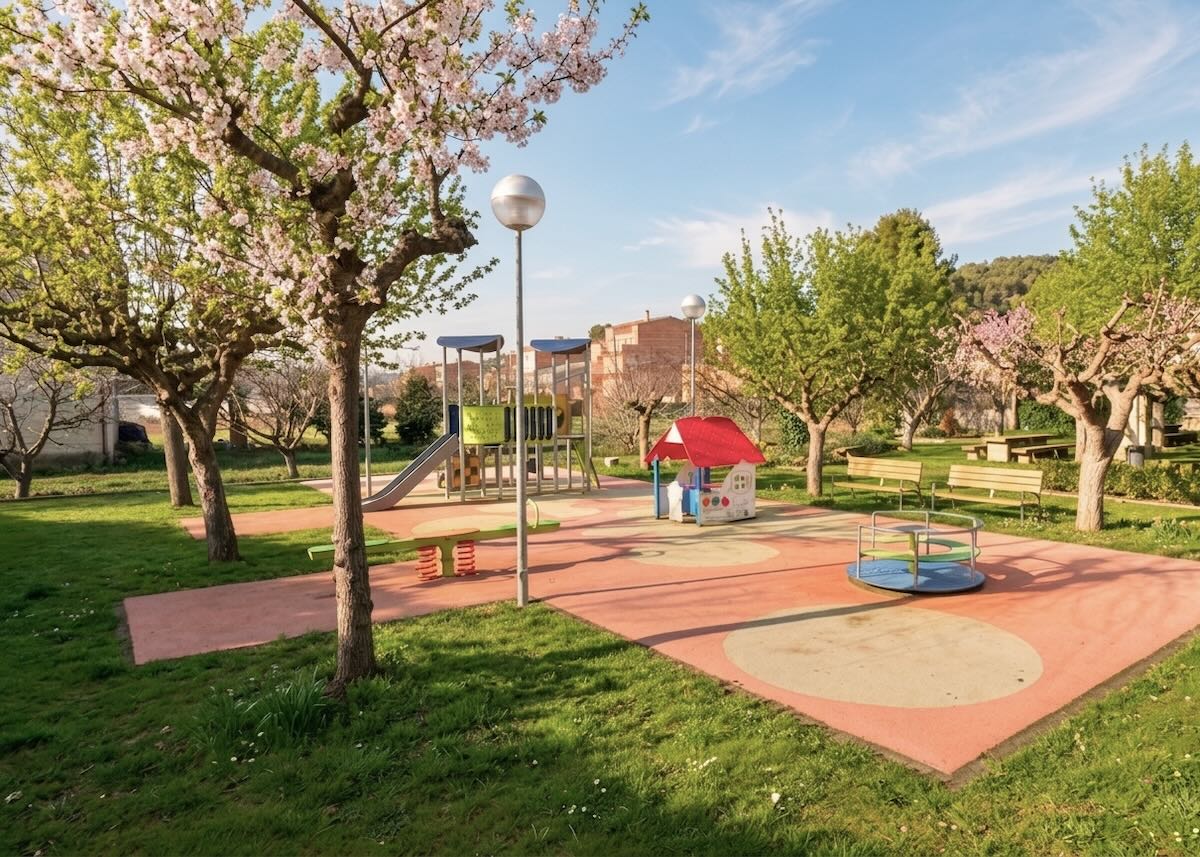 Parque con almendros en flor en l'Espluga Calba