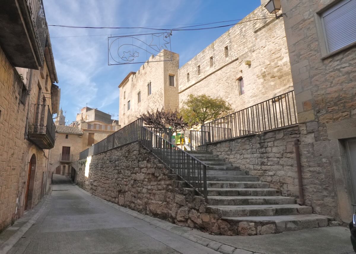 Calle empedrada junto al castillo de l'Espluga Calba