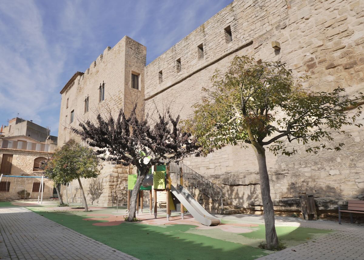 Parque infantil junto a la muralla del castillo