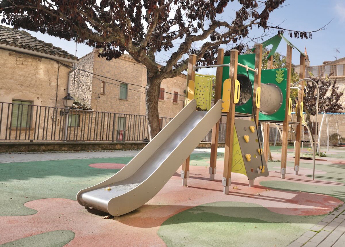 Zona de juegos infantiles en l'Espluga Calba