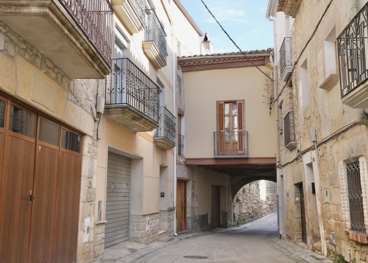 Calle con arco en el casco antiguo de l'Espluga Calba